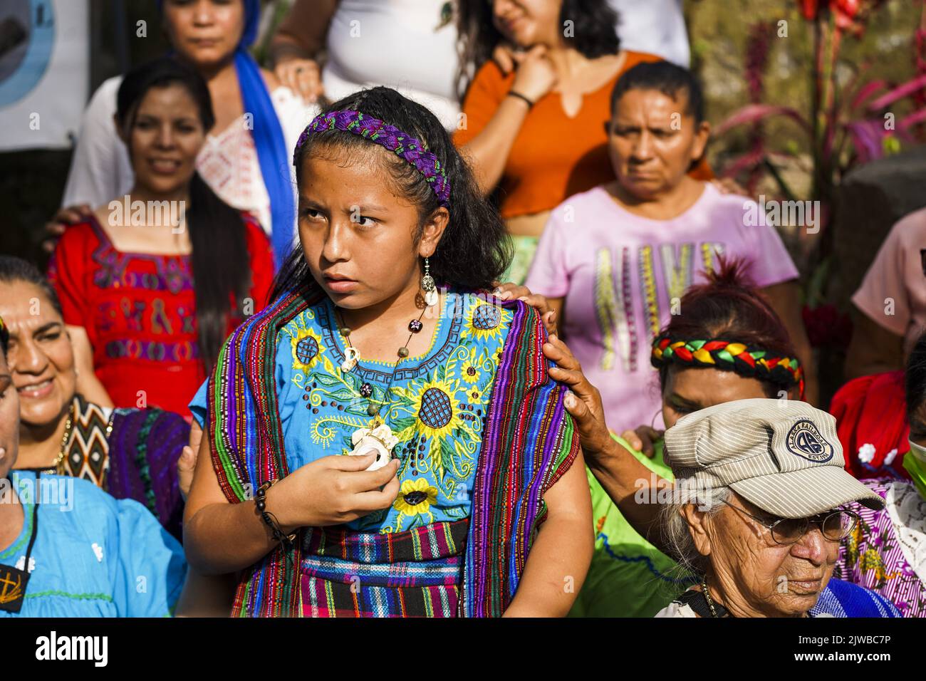 Sonsonate, El Salvador. 04. September 2022. Die 12-jährige Tatiana Melisa Pila, gekrönt als „Shilone Princess“ (Name für die junge Maisprinzessin der indigenen Gemeinschaft Nahua Pipil), überblickt ein Ritual während der Feier des Internationalen Tages der indigenen Frauen in der indigenen Stadt. Jeden 5.. September wird der Internationale Tag der indigenen Frauen gefeiert, um die Stärkung und Gleichstellung der Geschlechter für indigene Frauen zu fördern. (Foto von Camilo Freedman/SOPA Images/Sipa USA) Quelle: SIPA USA/Alamy Live News Stockfoto