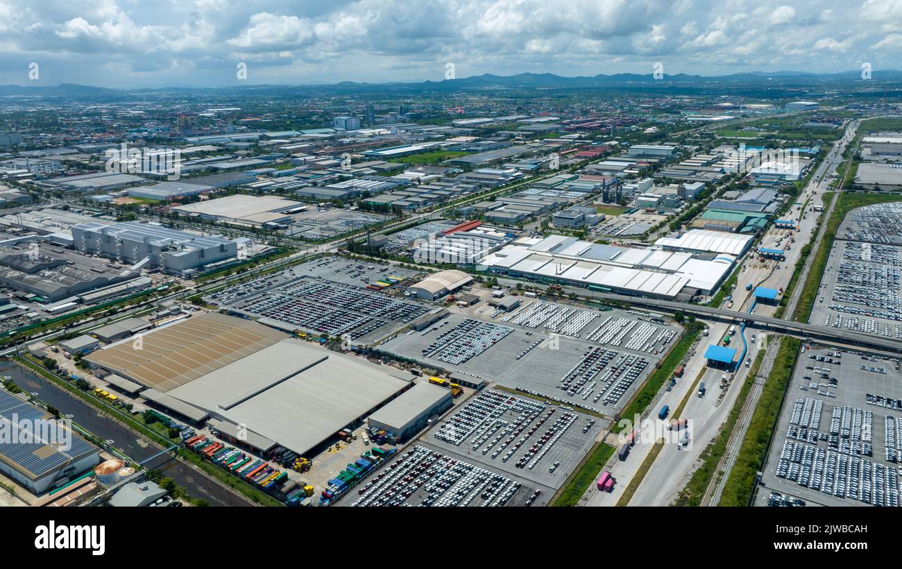 Viele neue Autos Parken vor dem Versand an Händler Kunde, Autos Versand an RO-RO Schiff für Import Export Spedition, Logistik Transport Stockfoto