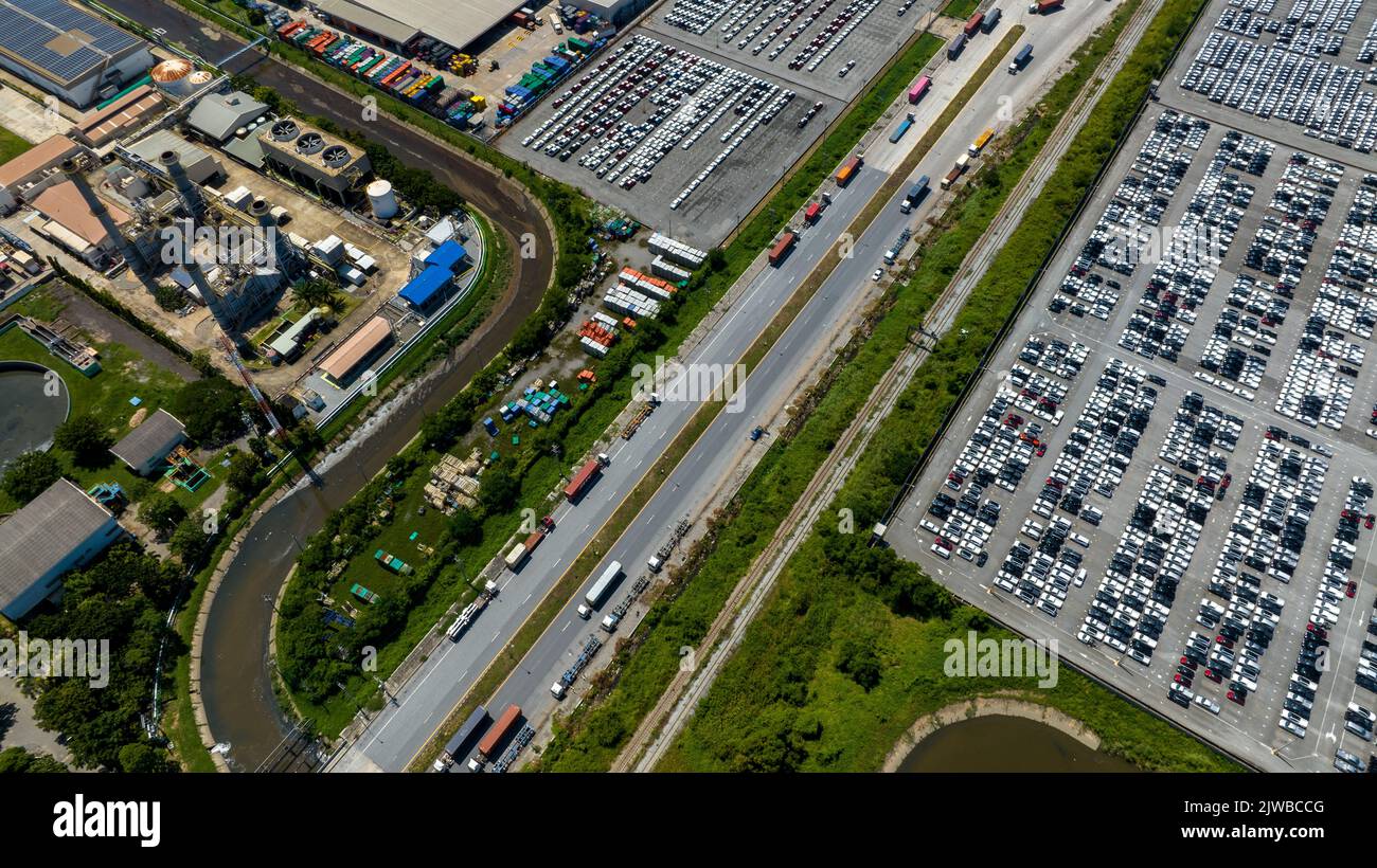 Viele neue Autos Parken vor dem Versand an Händler Kunde, Autos Versand an RO-RO Schiff für Import Export Spedition, Logistik Transport Stockfoto