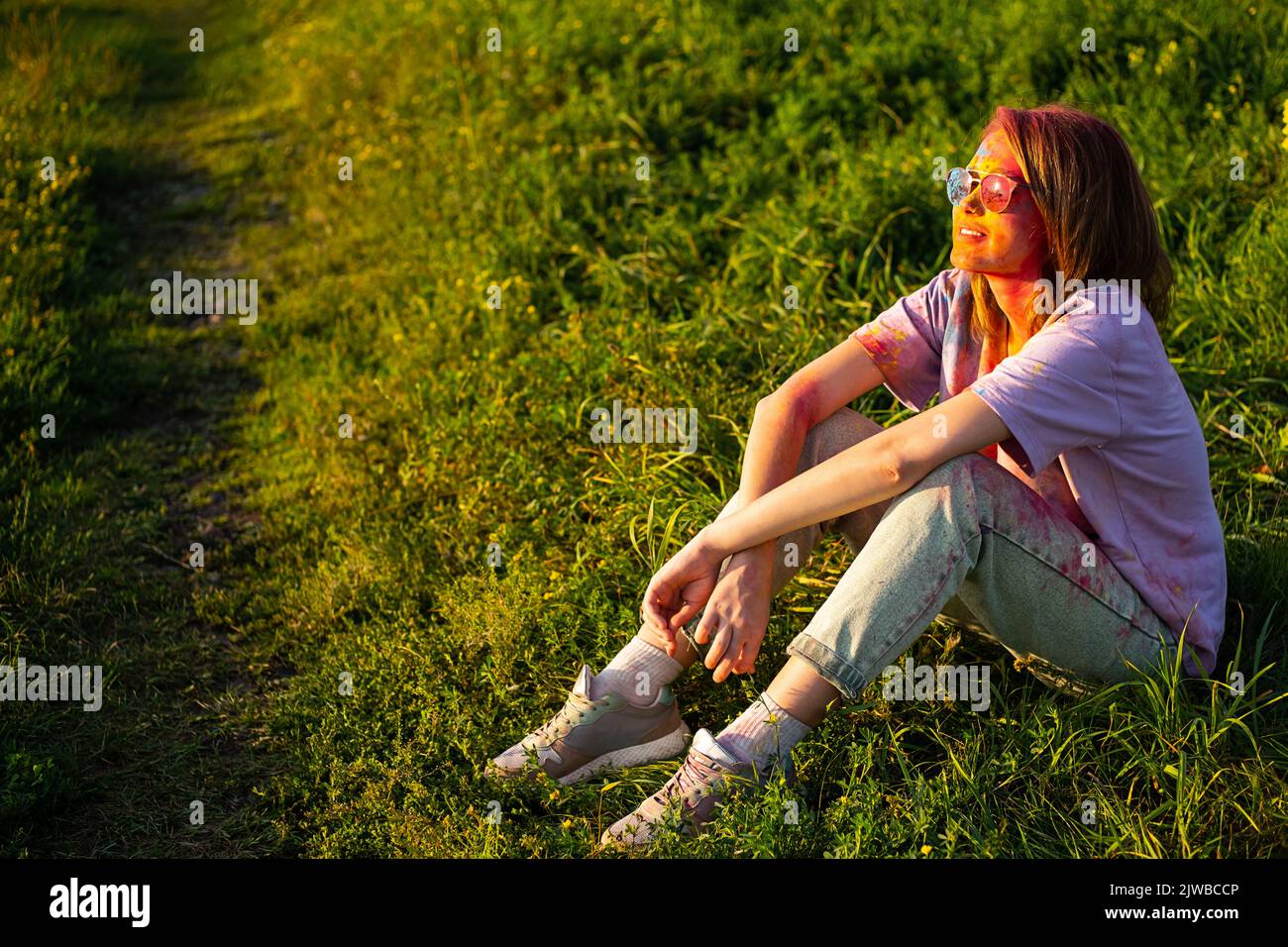 Frau bedeckt holi Pulver im Park. Holi Colors Festival. Stockfoto