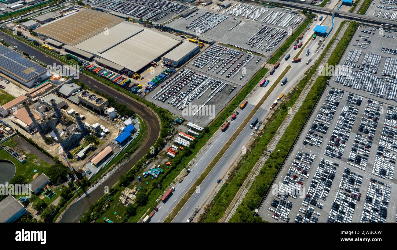 Viele neue Autos Parken vor dem Versand an Händler Kunde, Autos Versand an RO-RO Schiff für Import Export Spedition, Logistik Transport Stockfoto