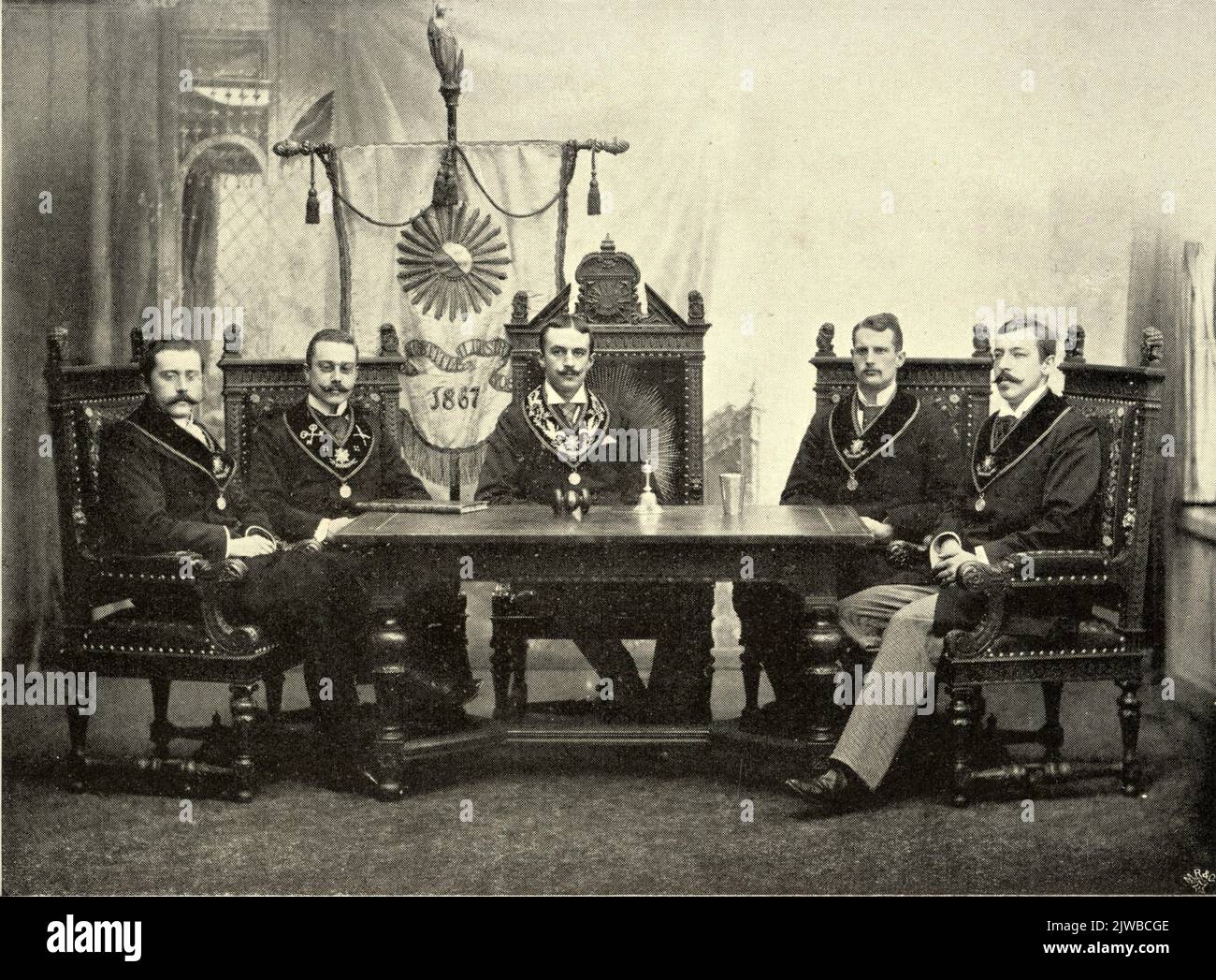 Gruppenportrait des Senats des Utrechtssch Student Corps (U.S.C.) des Jahres 1897/98: B.C. de Jonge, H. Waller, L.E. Brandt, C.E.A. van Hoogenhuyze und H. Hooglandt. Frei, um einen Tisch sitzend. Stockfoto