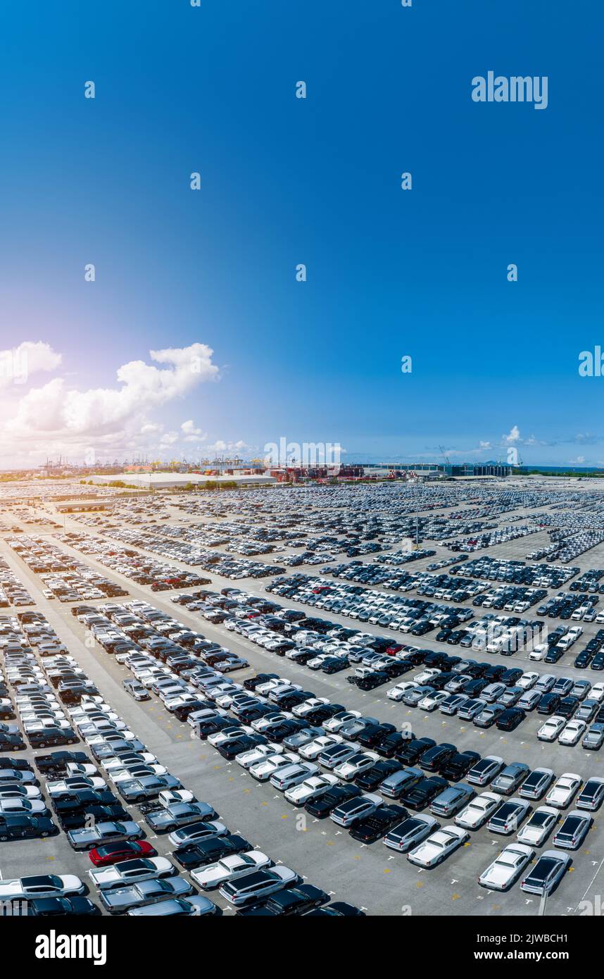 Viele neue Autos Parken vor dem Versand an Händler Kunde, Autos Versand an RO-RO Schiff für Import Export Spedition, Logistik Transport Stockfoto