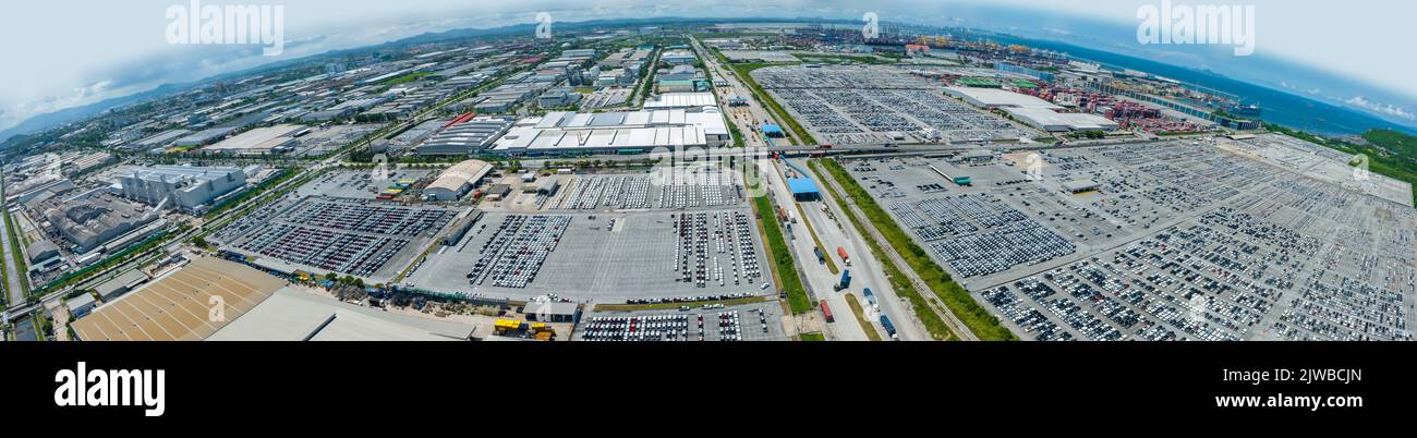 Viele neue Autos Parken vor dem Versand an Händler Kunde, Autos Versand an RO-RO Schiff für Import Export Spedition, Logistik Transport Stockfoto