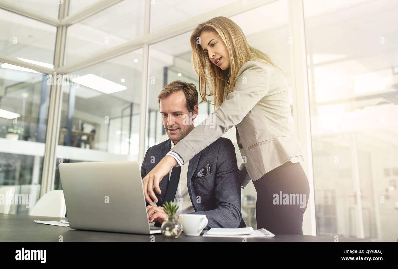 Austausch von Ideen, Austausch von Erfolgen. Zwei Führungskräfte arbeiten in einem Büro zusammen. Stockfoto