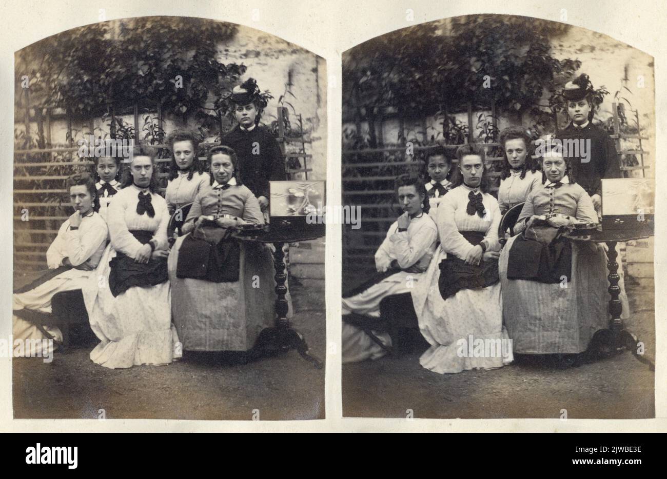 Gruppenportrait im Garten des Lehrerhauses im Kloster in Wijk bij Duurstede mit Sara Johanna Henriette van Ferney (1849-1930), Emilie Louise Court (1859-1939), Henriëtta Diederika van Rheden (1857-1926), einer unbekannten Frau, Hendrika Cornelia Maria Pannekoek (1818-1884) und einer unbekannten Vrouw.n.b. Der Straßenname Klooster wurde später in Kloosterleuterstraat geändert. Stockfoto