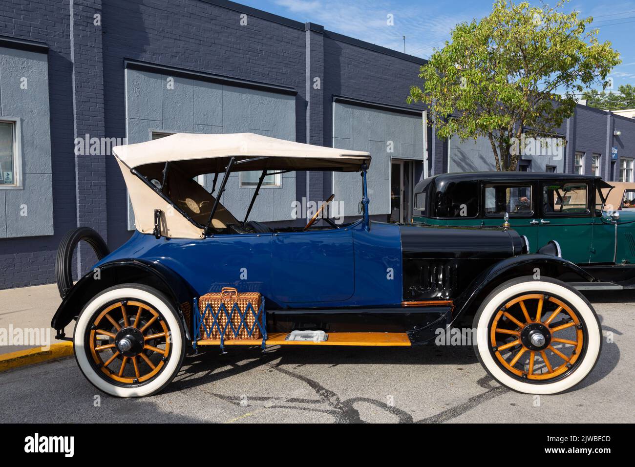 Ein blauer 1916 Auburn Series 6-38 „chummy“ Roadster, der auf dem ACD Festival Downtown Cruise-in in Auburn, Indiana, USA, ausgestellt wird. Stockfoto