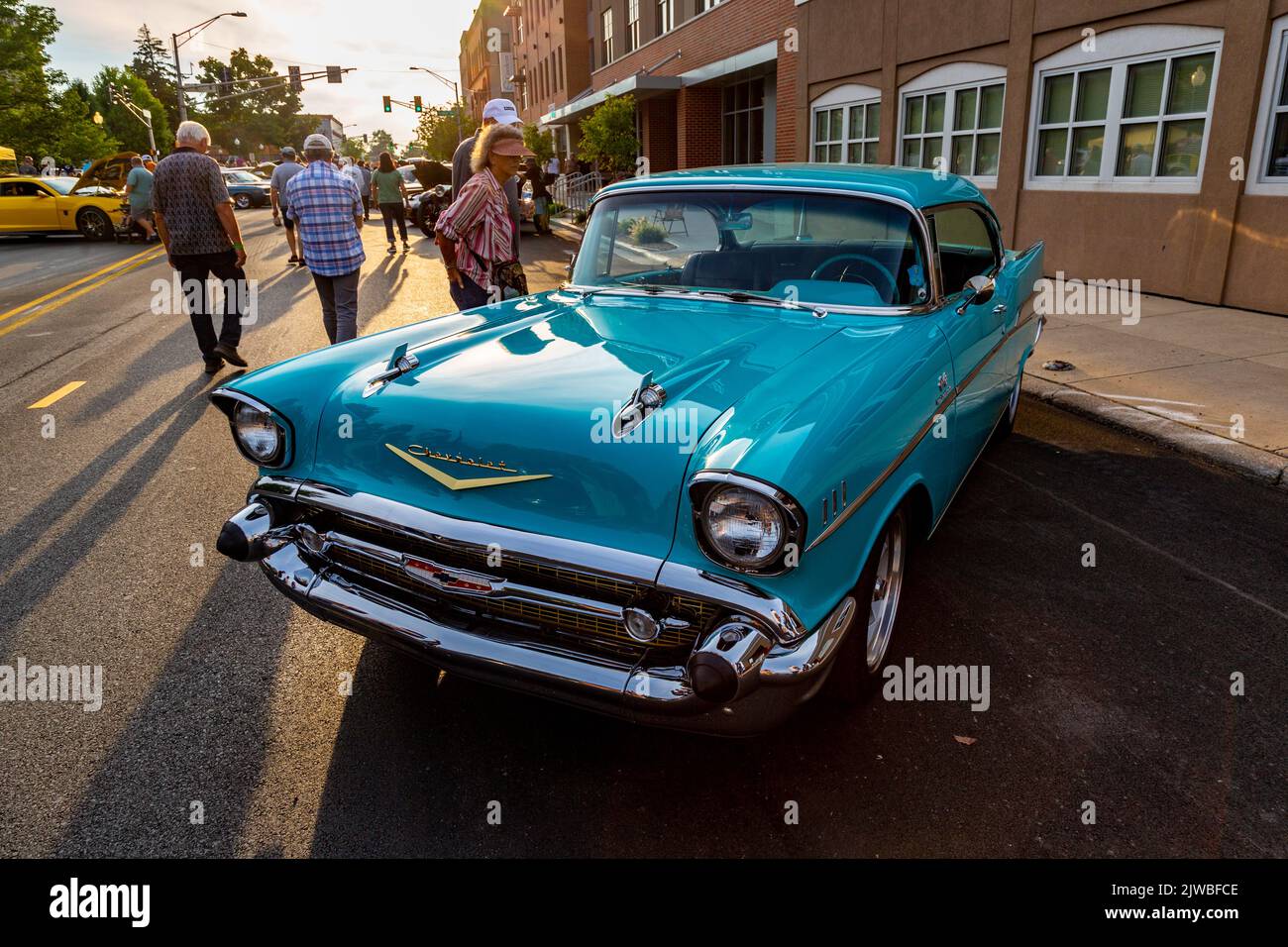 Ein klassisches blaues Chevrolet Bel Air Coupé aus dem Jahr 1957, das in der Innenstadt von Auburn, Indiana, USA, ausgestellt wird. Stockfoto