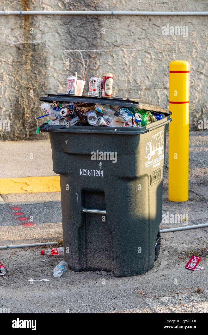 Ein Abfalleimer aus dem Noble County, der mit Müll überfüllt ist. Stockfoto