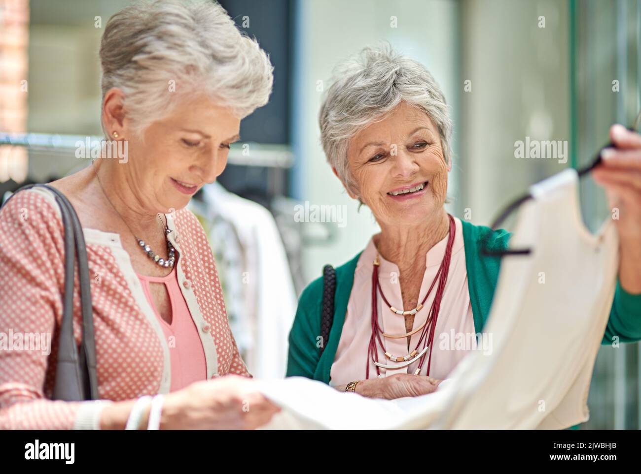 Dies ist einige gute Qualität Stoff. Ein zwei ältere Frauen auf einem Einkaufsbummel. Stockfoto