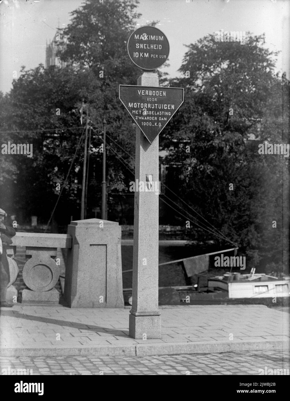 Bild eines Verkehrszeichens mit Angabe der Höchstgeschwindigkeit und der maximalen Aschesteuer, am Willemsbrug in Utrecht. Stockfoto