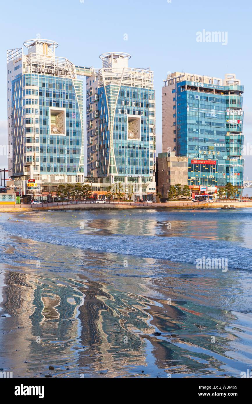 Busan, Südkorea - 16. März 2018: Stadtbild der Stadt Busan, moderne Hotels an einer Meeresküste Stockfoto