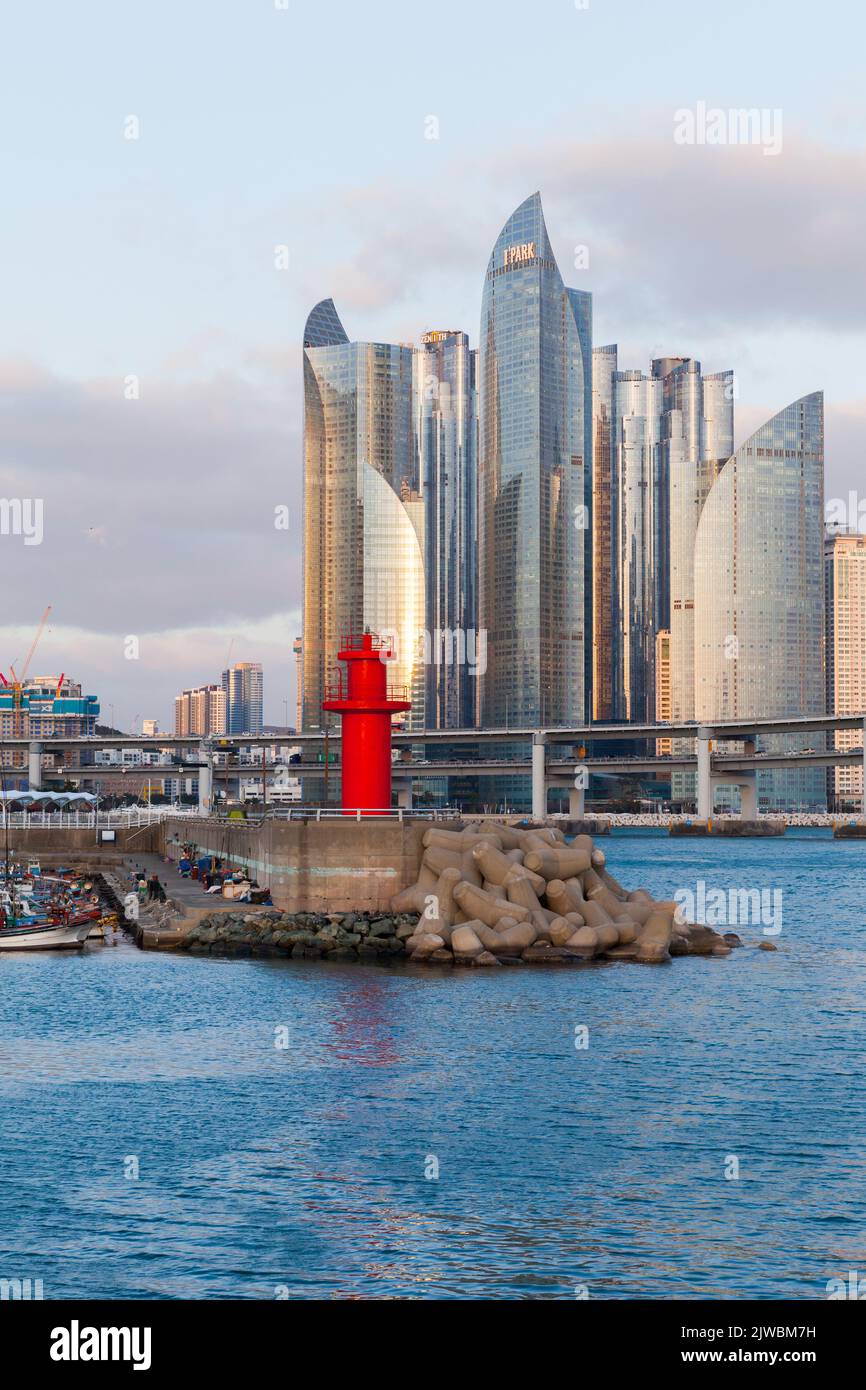 Busan, Südkorea - 16. März 2018: Der rote Leuchtturm steht auf einem Wellenbrecher am Eingang zum alten Fischerhafen von Busan Stockfoto