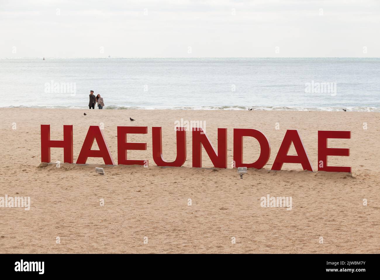 Busan, Südkorea - 17. März 2018: Haeundae, Strand Name Text Label an der sandigen Küste montiert, sind gewöhnliche Menschen an der sandigen Küste Stockfoto