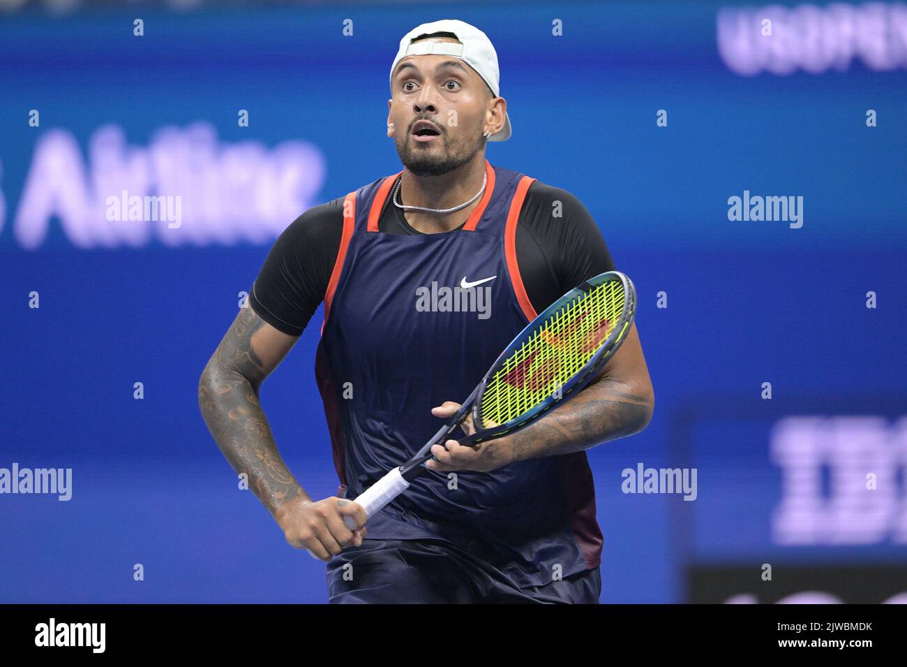 New York, USA. 04. September 2022. Nick Kyrgios, aus Australien, reagiert während des Spiels gegen Daniil Medvedev, aus Russland, während der vierten Runde der U.S. Open Tennis Championships im Arthur Ashe Stadion im USTA Billie Jean King National Tennis Center in Flushing Meadows Corona Park New York, 5. September 2022. (Foto von Anthony Behar/Sipa USA) Quelle: SIPA USA/Alamy Live News Stockfoto