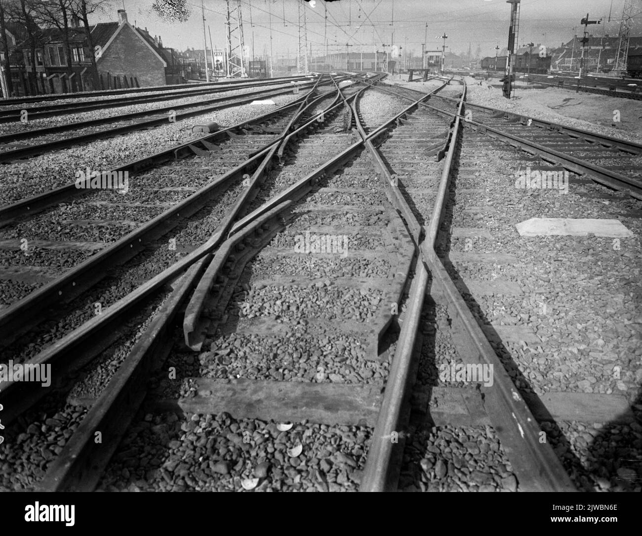 Blick auf den nördlichen Hof des Hauptbahnhofs in Utrecht, während der Elektrifizierungsarbeiten. Stockfoto