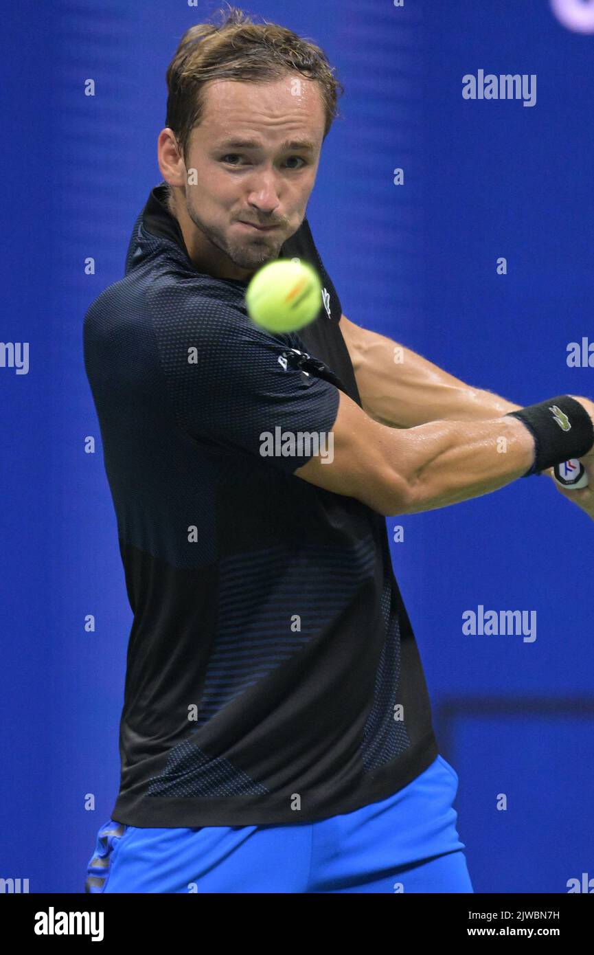 New York, USA. 04. September 2022. Daniil Medvedev aus Russland spielt gegen Nick Kyrgios aus Australien während der vierten Runde der U.S. Open Tennis Championships im Arthur Ashe Stadion im USTA Billie Jean King National Tennis Center in Flushing Meadows Corona Park New York, 5. September 2022. (Foto von Anthony Behar/Sipa USA) Quelle: SIPA USA/Alamy Live News Stockfoto