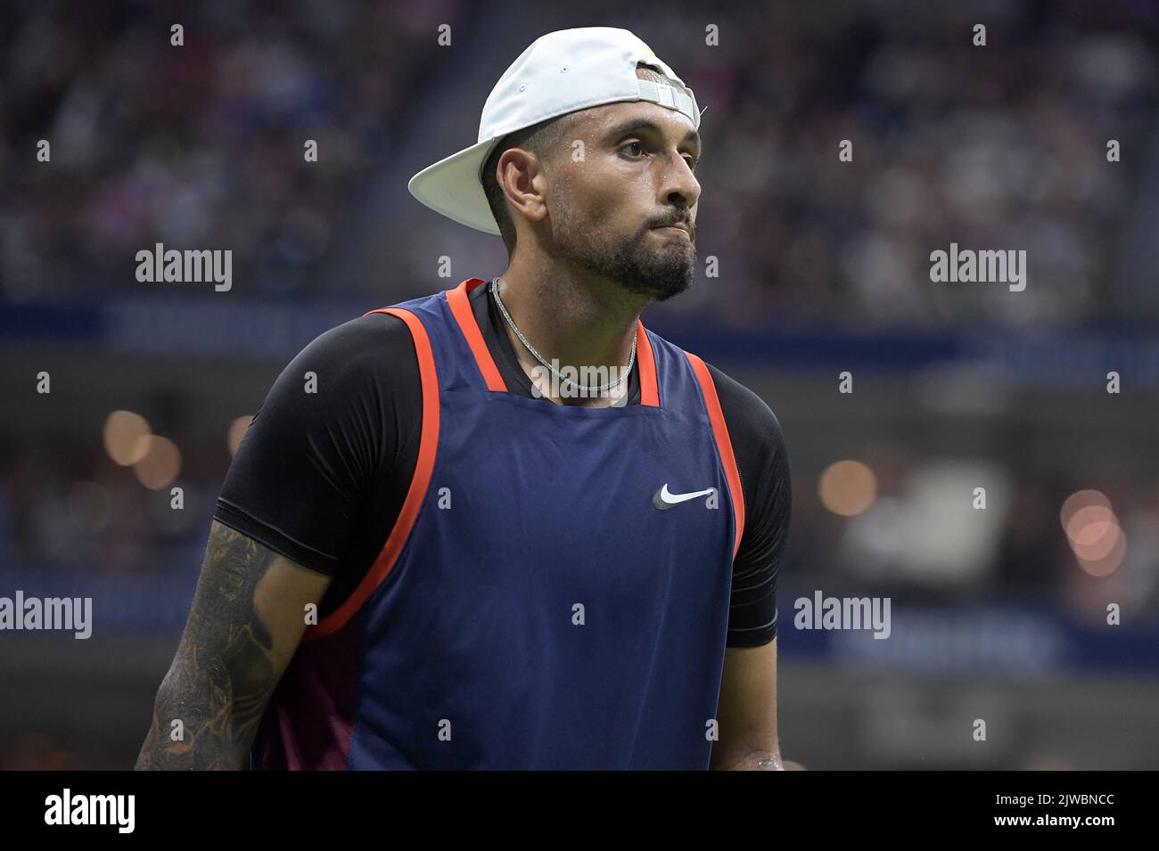 New York, USA. 04. September 2022. Nick Kyrgios, aus Australien, reagiert während des Spiels gegen Daniil Medvedev, aus Russland, während der vierten Runde der U.S. Open Tennis Championships im Arthur Ashe Stadion im USTA Billie Jean King National Tennis Center in Flushing Meadows Corona Park New York, 5. September 2022. (Foto von Anthony Behar/Sipa USA) Quelle: SIPA USA/Alamy Live News Stockfoto