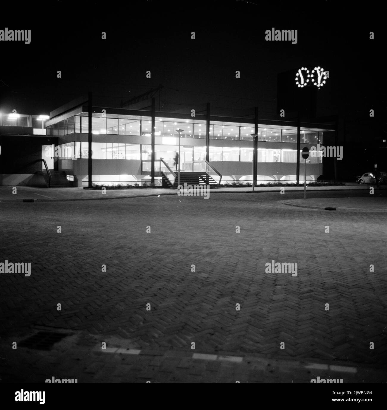 Blick auf die N.S. Station Zwijndrecht in Zwijndrecht am Abend. Stockfoto