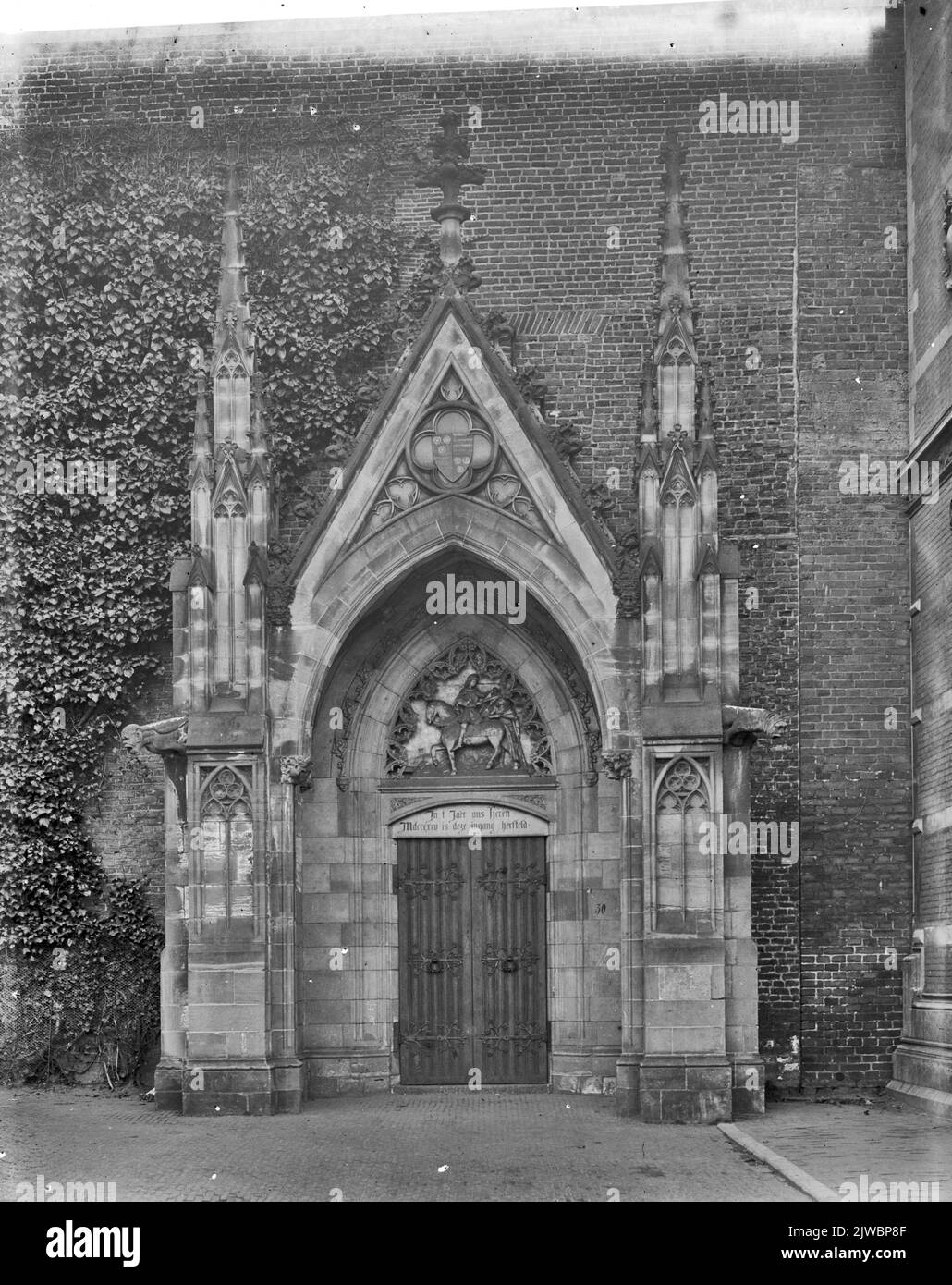 Blick auf das neugotische westliche Tor zum Kruzifix der Domkerk auf dem Domplein in Utrecht. Stockfoto