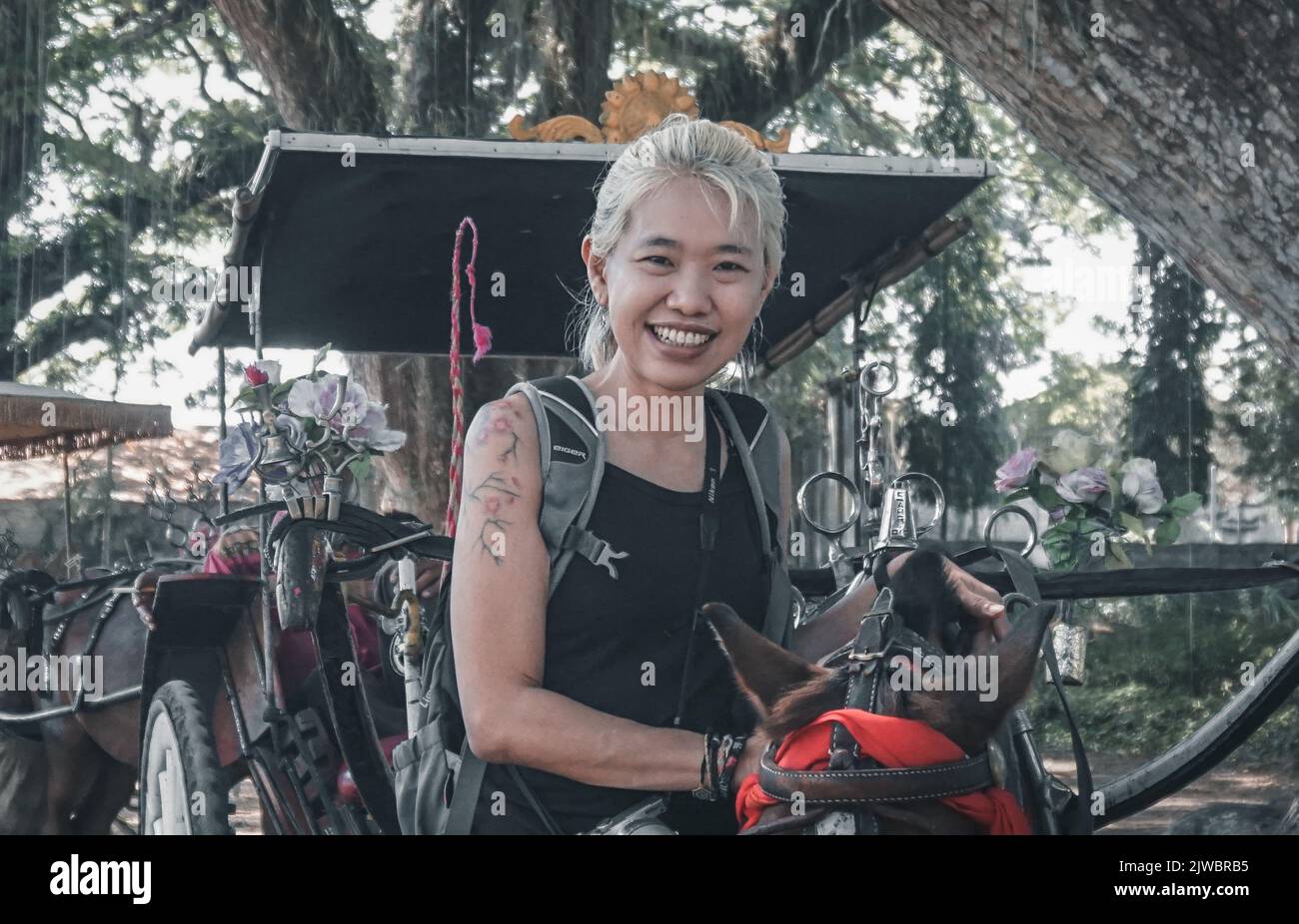 Eine Frau besucht den Djawatan-Wald in Banyuwangi City, Indonesien. Stockfoto