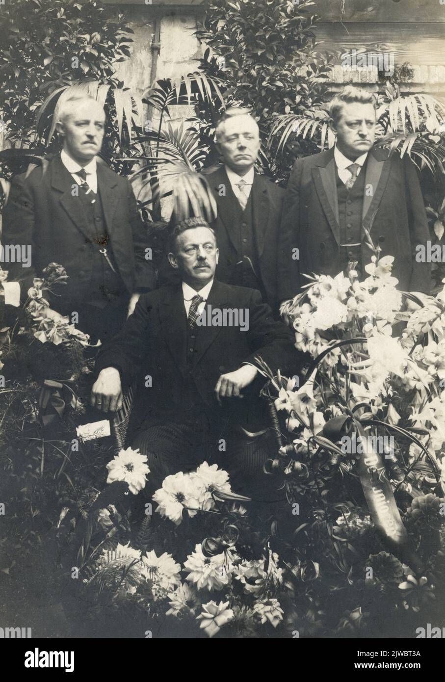 Gruppenportrait der Geschäftsführung von Edelsmederij Gebr. van Roosmalen (Oosterkade 21) in Utrecht: Sitzung: P.A.A. ('Anton') van Roosmalen (1866-1952) und Standing v.l.n.r. Martinus Hendricus ('Jan') van Roosmalen (1872-1957), Adrianus Hendricus ('Ad') van Roosmalen (1875-1939) und Sjef Josephus Jacobus Wilhelmus ('Sjef') van Roosmalen (1880-1943). Stockfoto Gruppenportrait der Geschäftsführung von Edelsmederij Gebr. van Roosmalen (Oosterkade 21) in Utrecht: Sitzung: P.A.A. ('Anton') van Roosmalen (1866-1952) und Standing v.l.n.r. Martinus Hendricus ('Jan') van Roosmalen (1872-1957), Adrianus Hendricus ('Ad') van Roosmalen (1875-1939) und Sjef Josephus Jacobus Wilhelmus ('Sjef') van Roosmalen (1880-1943). Stockfoto