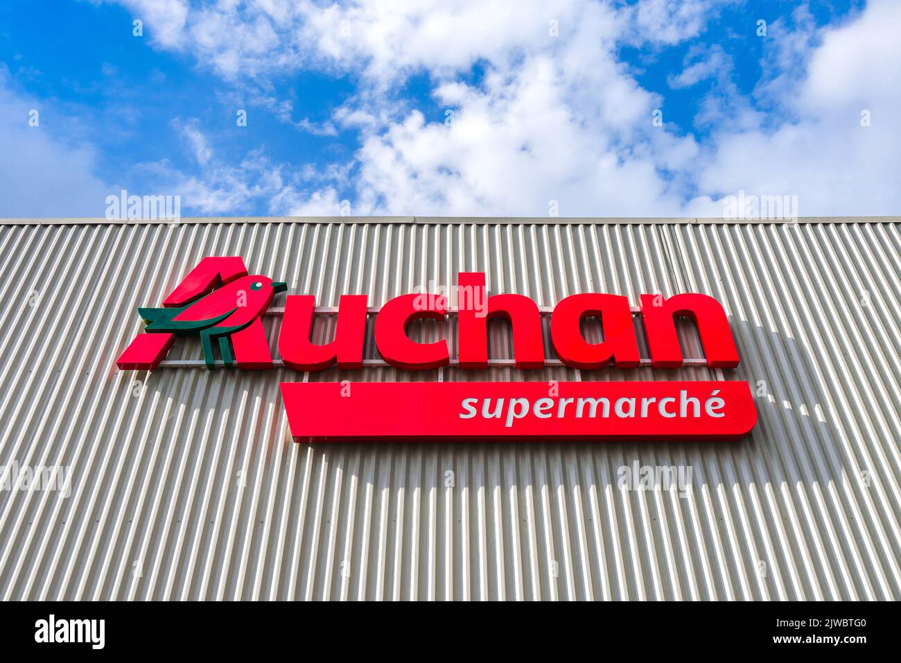 International anerkannter französischer Supermarktname „Auchan“ und Logo - Ligueil, Indre-et-Loire (37), Frankreich. Stockfoto