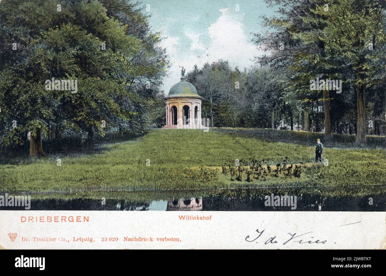 Blick über den Teich auf der Kuppel im Willinkshof Park in Rijsenburg. N.B. später wurde der Name Willinkshof in Beerschoten-Willinkshof geändert. Die Gemeinden Driebergen und Rijsenburg wurden am 1. Mai 1931 in die Gemeinde Driebergen-Rijsenburg zusammengeführt. Stockfoto