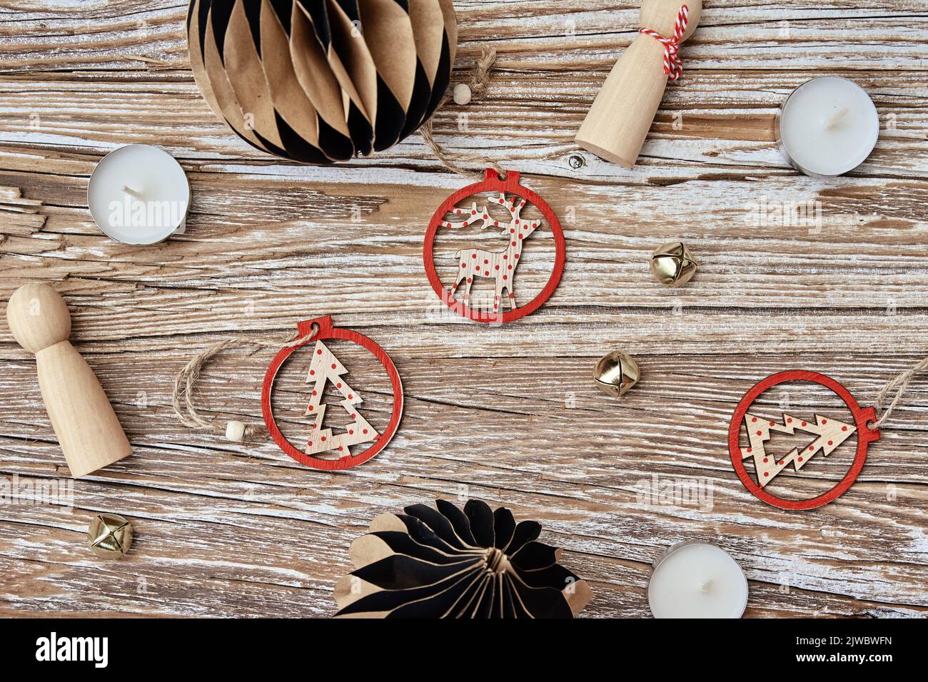 Weihnachtliche Komposition mit handgefertigtem Spielzeug auf Holzhintergrund, flaches Lay Stockfoto