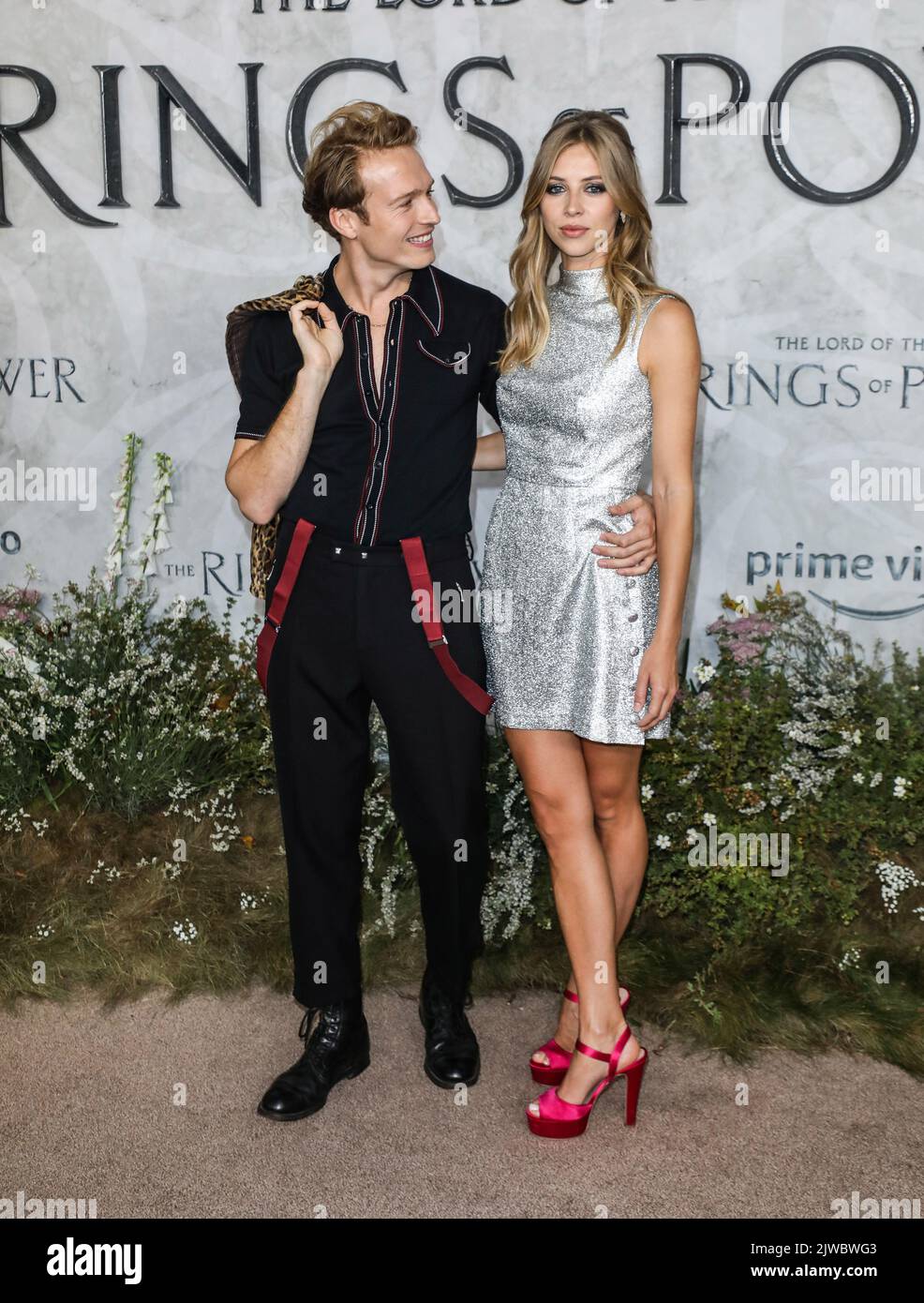 London, Großbritannien. 30. August 2022. (L-R) werden Fletcher und Hermine Corfield bei der Weltpremiere von „der Herr der Ringe: Die Ringe der Macht“ im Leicester Square Gardens in London gesehen haben. (Foto von Brett Cove/SOPA Images/Sipa USA) Quelle: SIPA USA/Alamy Live News Stockfoto