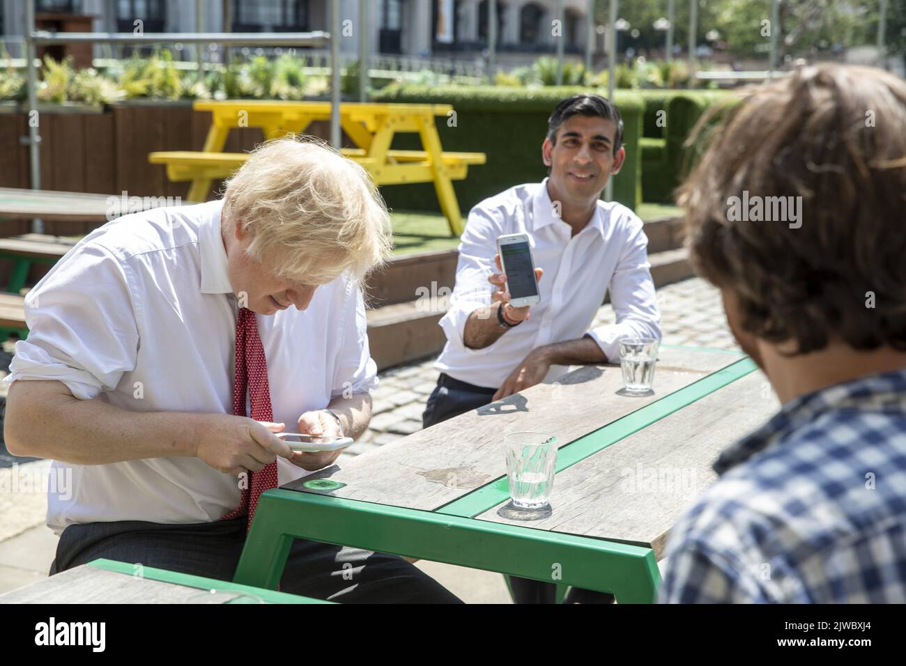 Datei-Foto vom 26/06/20 von Premierminister Boris Johnson (links) und dem Schatzkanzler Rishi Sunak (Mitte) während eines Besuchs im Pizza Pilgrims Restaurant im Osten Londons. Liz Truss und Rishi Sunak warten auf die Ergebnisse einer Umfrage unter Mitgliedern der Konservativen Partei, die entscheiden, welcher von ihnen als neuer Parteivorsitzender gewählt wurde und der nächste Premierminister werden wird. Ausgabedatum: Montag, 5. September 2022. Stockfoto