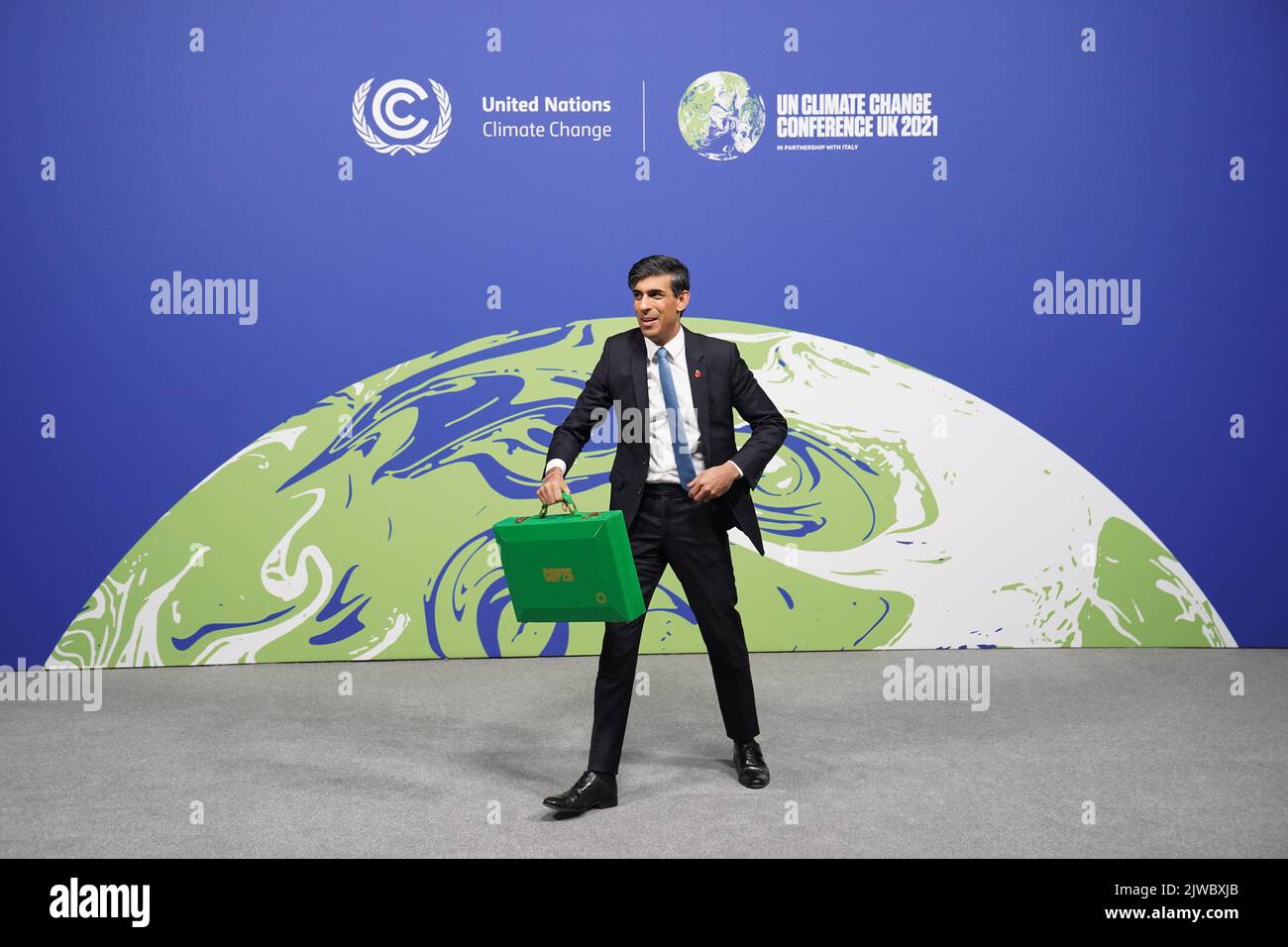 Datei-Foto vom 03/11/21 von Bundeskanzler Rishi Sunak, der seine Green Box beim Gipfel Cop26 auf dem Scottish Event Campus (SEC) in Glasgow hielt, bevor eine Gruppe von Finanzministern einen Plan zur Schaffung neuer globaler Standards für die Klimaberichterstattung unterstützte. Liz Truss und Rishi Sunak warten auf die Ergebnisse einer Umfrage unter Mitgliedern der Konservativen Partei, die entscheiden, welcher von ihnen als neuer Parteivorsitzender gewählt wurde und der nächste Premierminister werden wird. Ausgabedatum: Montag, 5. September 2022. Stockfoto