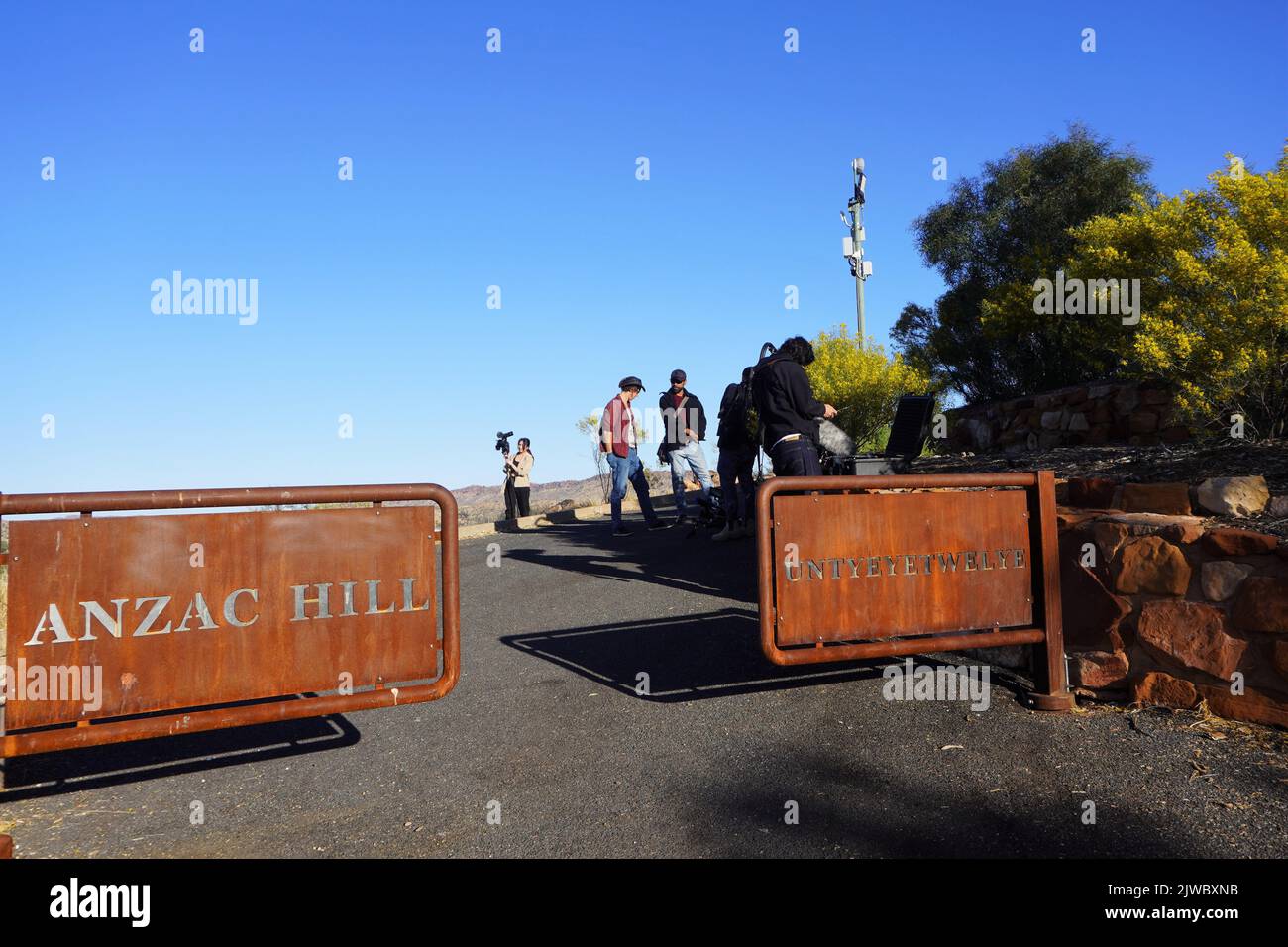 Journalisten bei der Arbeit auf DEM ANZAC-HÜGEL in Alice Springs Stockfoto