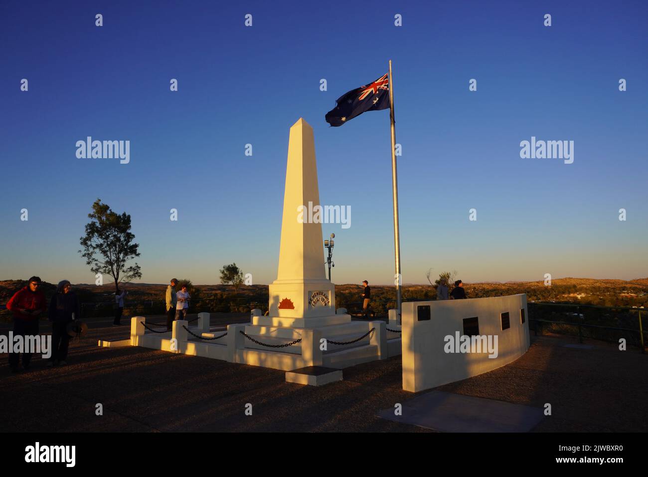 Menschen am ANZAC Hill Memorial, Alice Springs, bei Sonnenuntergang Stockfoto