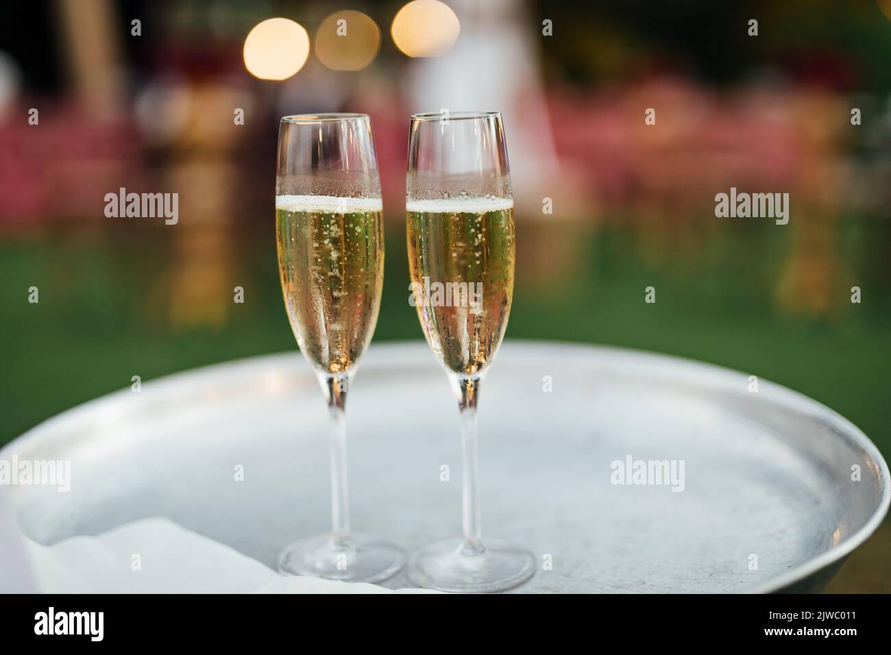 Luxuriöser Wein und CHAMPAGNER für feines Essen mit und Glaswaren, schöner unscharfer Hintergrund. Für Veranstaltungen, Hochzeiten. Requisiten für Hochzeiten, Geburtstage, ein Stockfoto