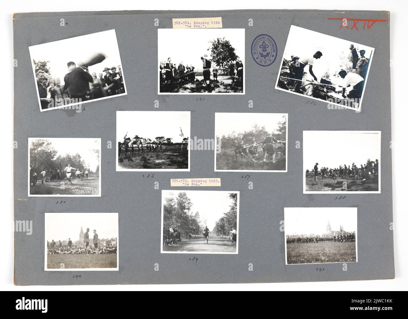 Bild von Seite 24 aus einem Fotoalbum mit losen Blättern der Dutch Poundfinders Association (N.P.V.), Department Utrecht, mit Fotos von: De Kampdag in der Pfanne eines von A.W.L. geführten Schrotts Fagel im Jahr 1924 (382 bis 384) einschließlich Seilspinnen von J. Loogen (383) und Kochen von Troep 1 (384); Lagertag in der Pfanne unter der Leitung von A.W.L. Fagel 1925 (385 bis 389); der Propagandatag auf dem Herkules-Sportplatz am Amsterdamsestraatweg am 24. April 1924 (390 bis 391) .n.b. 1927 wurde der Name Truppe in Gruppe geändert. Stockfoto