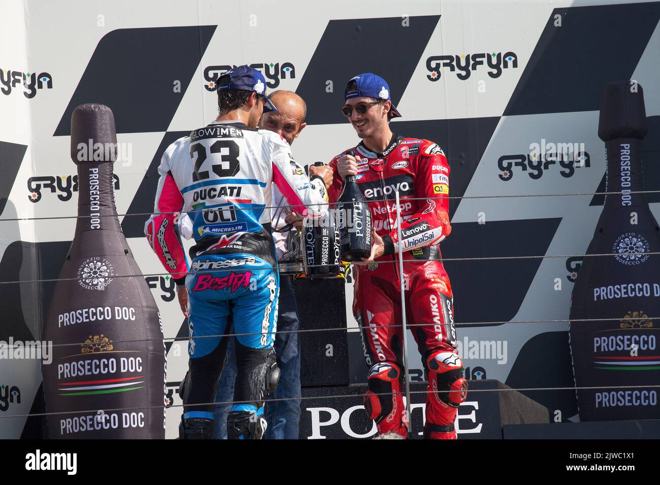 Misano Adriatico, Italien. 04. September 2022. Misano World Circuit Marco Simoncelli, Misano Adriatico, Italien, 04. September 2022, MotoGP Podium: Francesco Bagnaia mit Enea Bastianini während des Gran Premio di San Marino e della Riviera di Rimini Race Moto GP - MotoGP World Championship Credit: Live Media Publishing Group/Alamy Live News Stockfoto