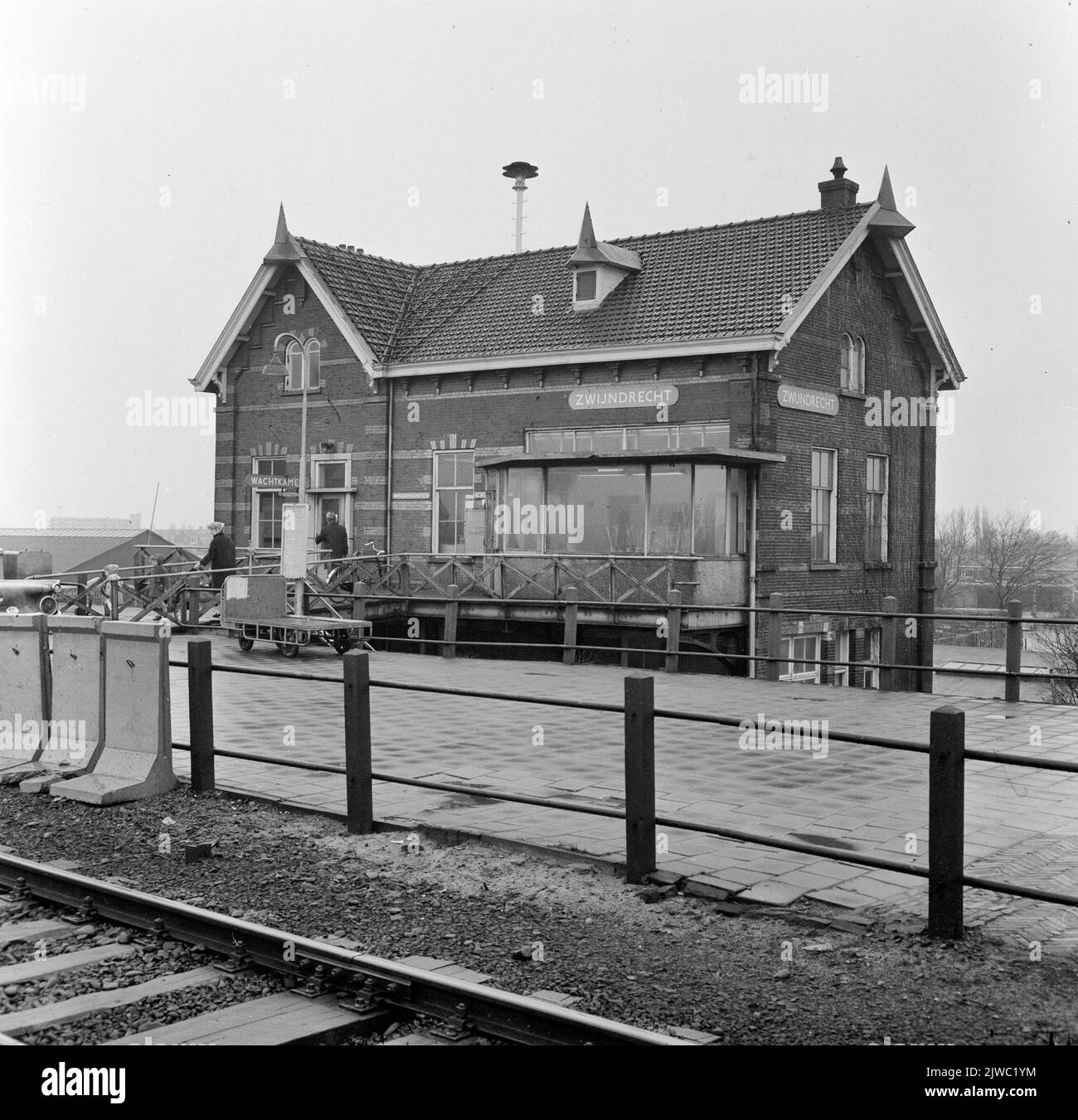 Blick auf die Bahnsteigseite der (alten) N.S. Station Zwijndrecht in Zwijndrecht. Stockfoto