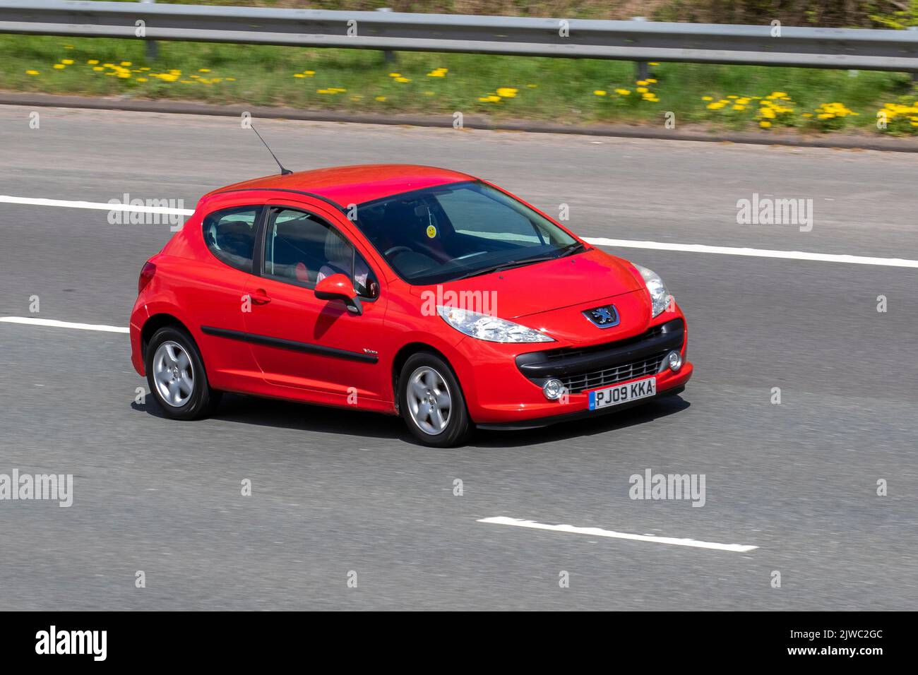 2009 Red PEUGEOT 207 VERVE 1360cc 5-Gang Schaltgetriebe; unterwegs auf der Autobahn M6, Großbritannien Stockfoto