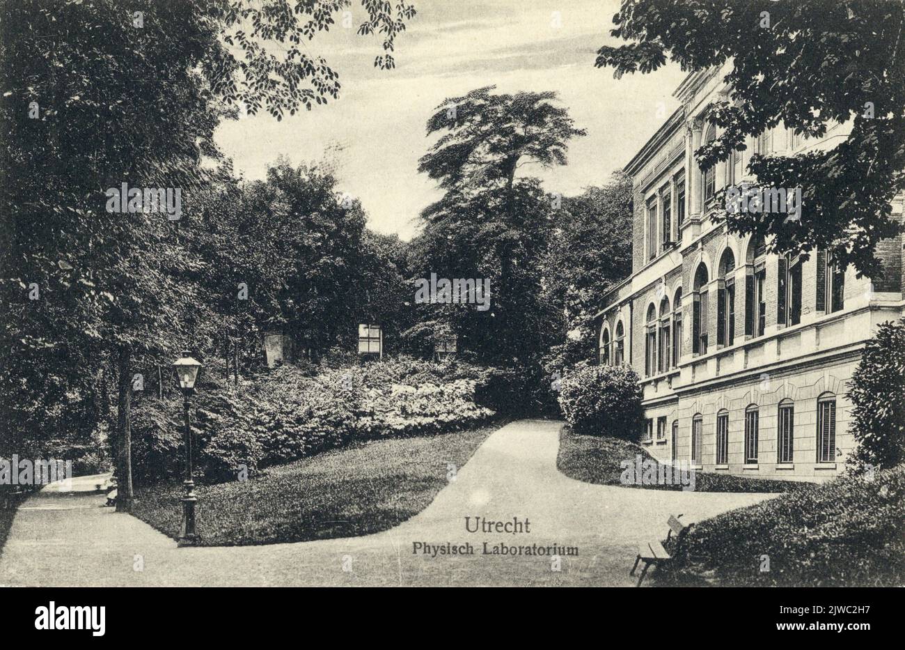 Blick auf den Park mit einem Teil der Rückseite des Physisch-Labors (Bijhouwerstraat 8) in Utrecht. Stockfoto