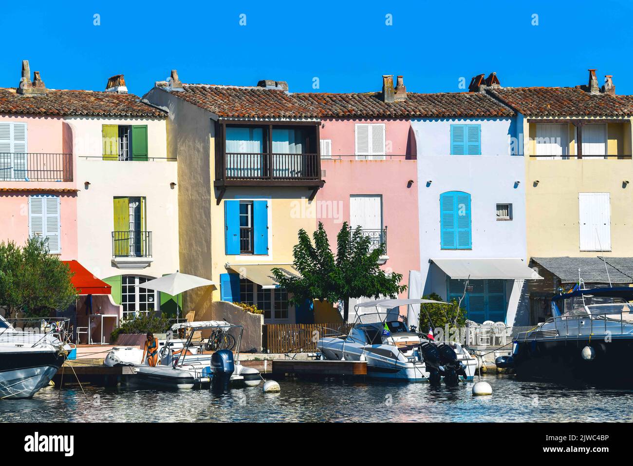 Blick auf Port Grimaud, Südfrankreich, 4. September 2022. Port Grimaud ist eine Küstenstadt, die zur Gemeinde Grimaud im Departement Var der Region Provence-Alpes-Côte d'Azur im Südosten Frankreichs gehört. Es liegt sieben Kilometer (4,3 Meilen) westlich von Saint-Tropez und sieben Kilometer (4,3 Meilen) südwestlich von Sainte-Maxime. Diese Küstenstadt wurde 1960s vom Architekten François Spoerry durch die Modifizierung der Sümpfe des Flusses Giscle an der Bucht von Saint-Tropez geschaffen. Erbaut mit Kanälen auf venezianische Art, aber mit französischen Häusern im "Fischer"-Stil, die denen in Saint-Tropez, Spoerr, ähneln Stockfoto