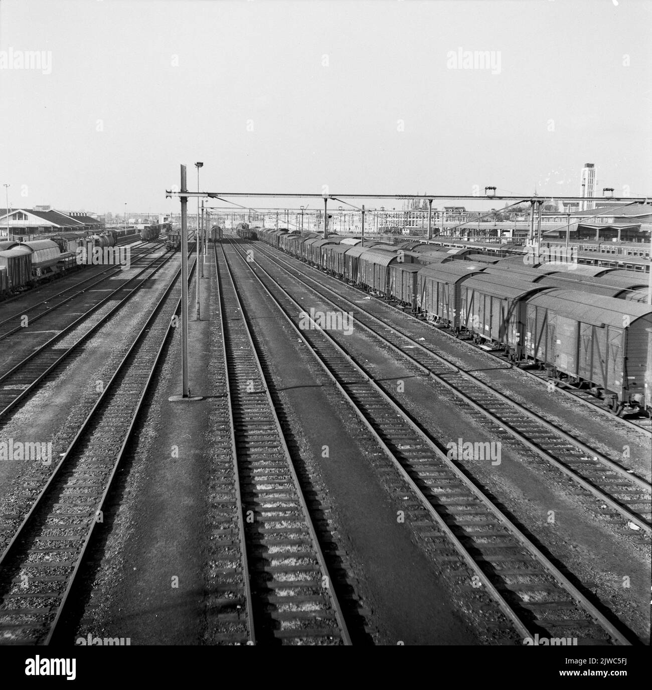 Blick auf den Hof mit Güterzügen am N.S-Bahnhof Venlo in Venlo. Stockfoto