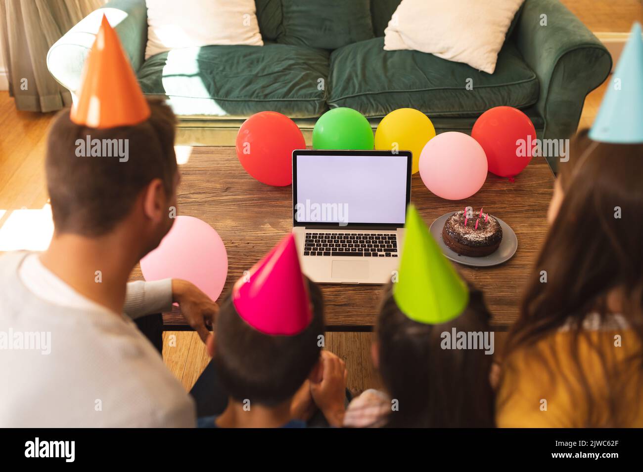 Kaukasische Familie verbringt Zeit zu Hause zusammen Geburtstag zu feiern Stockfoto
