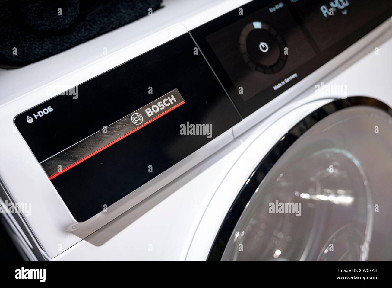 Berlin, Deutschland. 04. September 2022. Das Bosch-Logo auf einer Waschmaschine auf der IFA. Quelle: Fabian Sommer/dpa/Alamy Live News Stockfoto