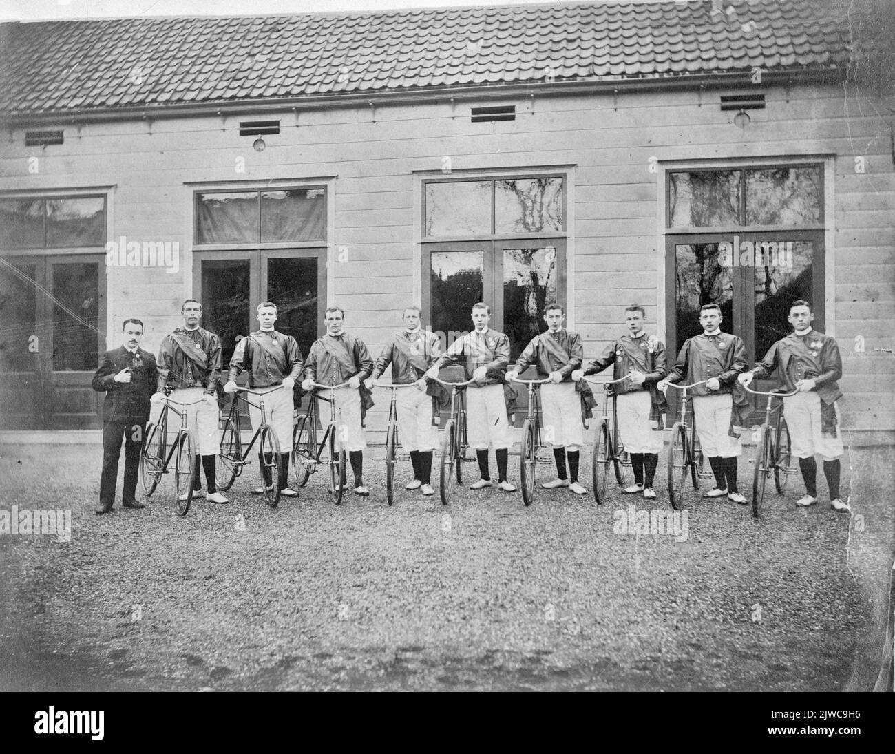 Radfahren während der Jahrhundertwende Handschrift mit Kugelschreiber auf dem Originalfoto im Besitz des privaten Verso Stockfoto