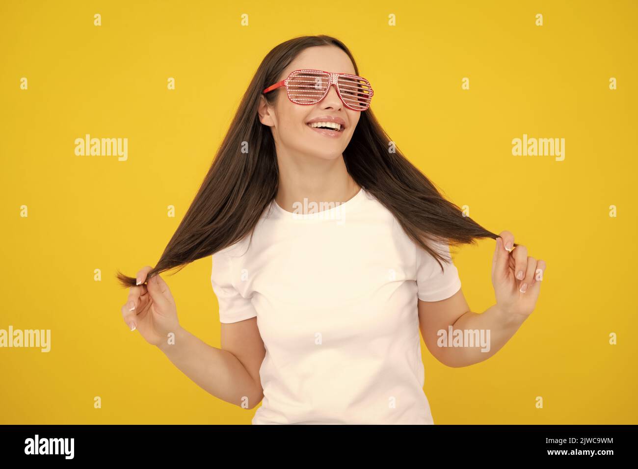 Portrait eines lustigen Mädchens mit coolen Partybrillen. Stockfoto
