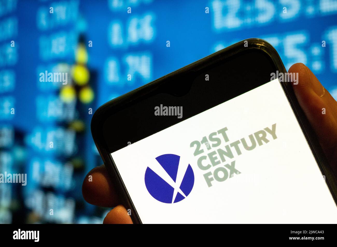 China. 25.. Juli 2022. In dieser Fotolabbildung wird das amerikanische multinationale Massenmedien-Unternehmen Twenty-first 21. Century Fox-Logo auf einem Smartphone-Bildschirm angezeigt. (Bild: © Budrul Chukrut/SOPA Images via ZUMA Press Wire) Stockfoto