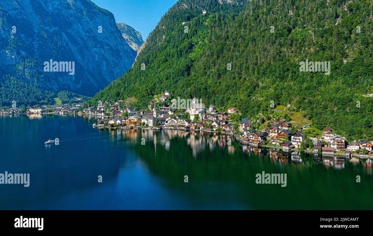 Luftaufnahme von Hallstatt landschaftlich schönes Dorf am Hallstätter See in den Europäischen Alpen, Österreich. Am Morgen mit Sonnenlicht und Reflexion auf dem See Stockfoto