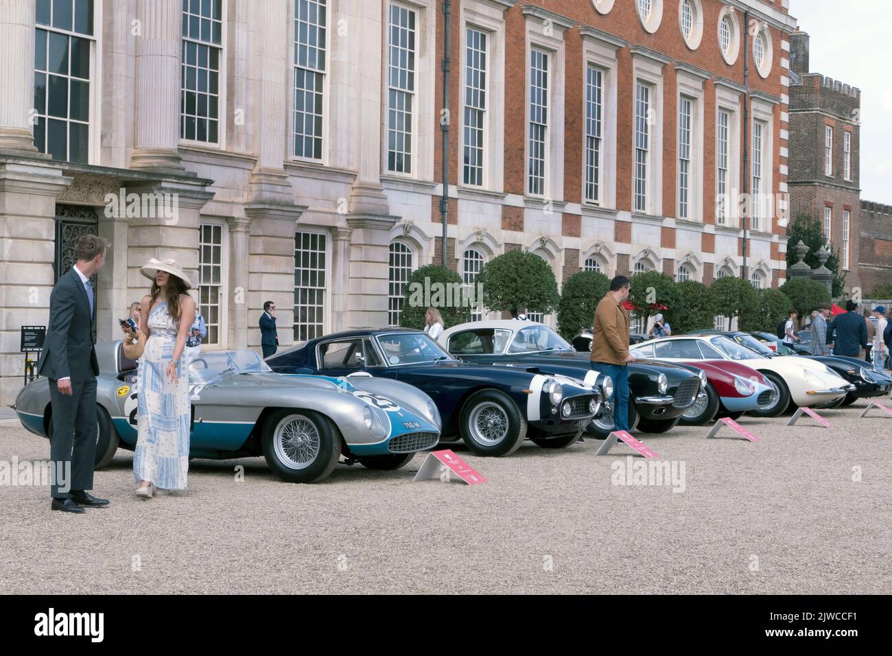 75 Jahre Ferrari-Ausstellung beim Hampton Court Concours 2022 im Hampton Court Palace London, Großbritannien Stockfoto