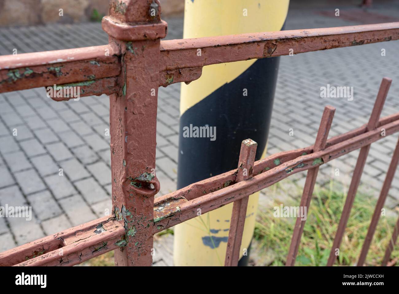 Detail eines Eisengeländers mit einem Einschussloch nach einem Angriff der Alliierten während des Weltkrieges 2, Bahnhof Revnice, Tschechische republik. Stockfoto